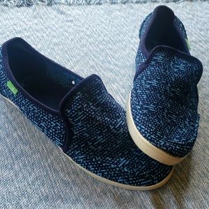 EUC SANUK PAIR O DICE SIZE 10 slip ons